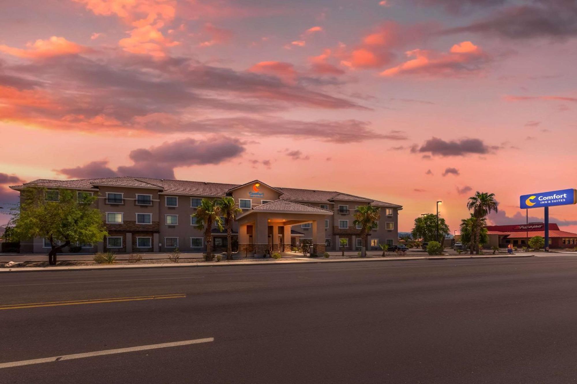 Comfort Inn And Suites Yuma I-8 Exterior photo